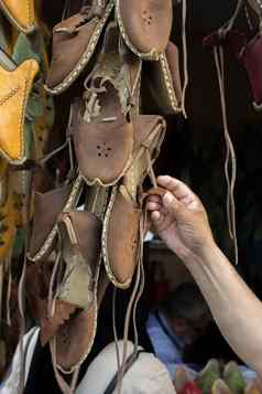 集传统的手使皮革鞋子集市