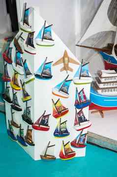 集色彩斑斓的模型帆船