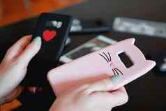 手持有色彩斑斓的智能手机情况下选择黑色的粉红色的情况下