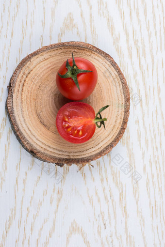 红色的成熟的美味的新鲜的樱桃Tomatos减少一半