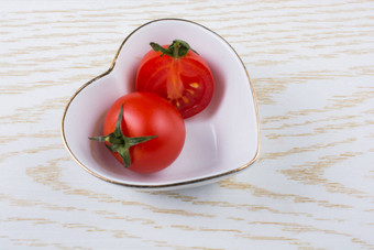 红色的成熟的美味的新鲜的<strong>樱桃</strong>Tomatos减少<strong>一半</strong>