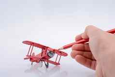 红色的颜色笔触摸金属模型飞机