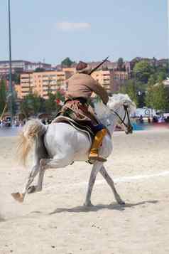 土耳其骑马少数民族衣服例子