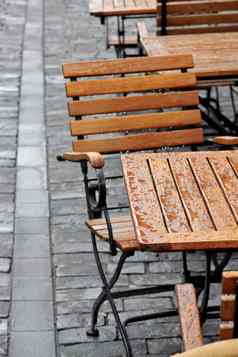 湿椅子表格街咖啡馆