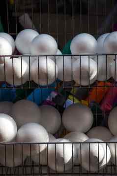 几十个聚苯乙烯泡沫塑料球
