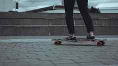 女人滑板者腿滑板城市