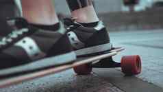 女人滑板者腿滑板城市
