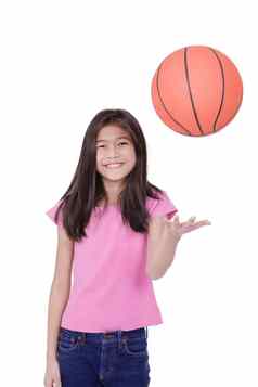 年轻的女孩扔篮球孤立的白色