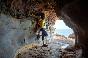 女人站砂岩洞穴隧道