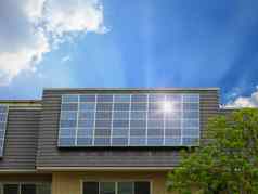 绿色能源太阳能细胞面板房子屋顶