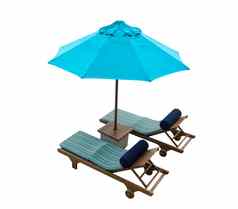 蓝色的海滩椅子伞孤立的白色背景