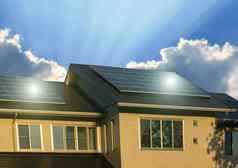 绿色能源太阳能细胞面板房子屋顶