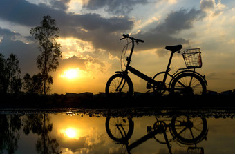 反射轮廓<strong>自行车</strong>公园海滨