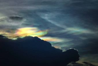云彩虹色虹色效果色彩斑斓的光学现象