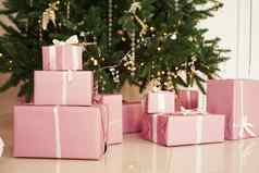 粉红色的现在盒子丝带圣诞节树
