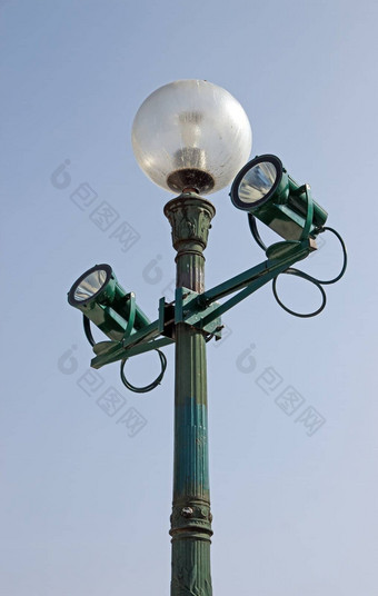 现代化巴黎路灯柱