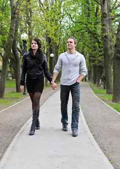 夫妇走路公园