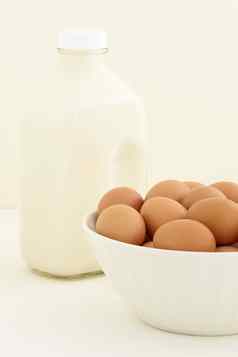 新鲜的鸡蛋一半每加仑牛奶