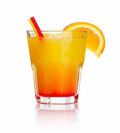 橙色酒精鸡尾酒橙色水果片孤立的