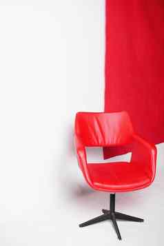现代红色的扶手椅白色背景工作室