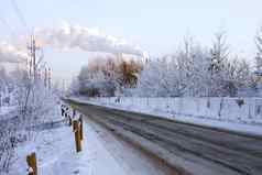 白雪覆盖的路环境树吸烟管道背景