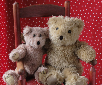 泰迪熊红色的椅子
