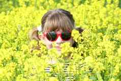 女孩隐藏黄色的花场