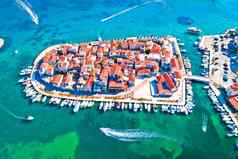 亚得里亚海小镇特里班尼小岛空中视图