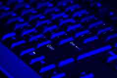 片段键盘企业电脑黑暗颜色照亮下光蓝色的色彩