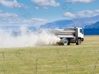 卡车传播肥料牧场草地
