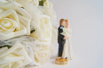 婚礼装饰白色玫瑰花束环新娘新郎