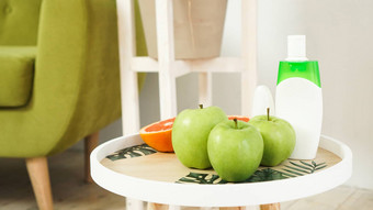 有机橙色绿色苹果自然木表格健康食物概念