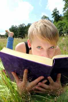 女孩阅读书夏天草地