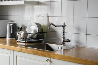 厨房水槽水龙头不锈钢厨房水槽利用水室内现代厨房<strong>房间</strong>阁楼公寓内置的电器