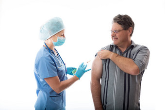 男人。接收流感疫苗治疗护士