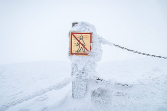 非法侵入标志<strong>警告</strong>游客安全krkonose国家公园<strong>警告</strong>标志覆盖雪