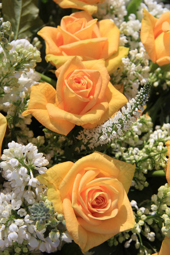 黄色的玫瑰白色常见的淡<strong>紫色婚礼</strong>花