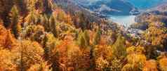 美丽的自然欧洲阿尔卑斯山脉景观视图高山山湖村秋天季节旅行目的地