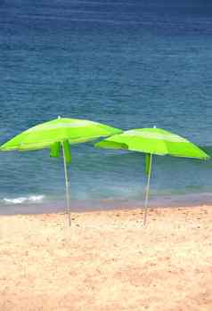 绿色太阳雨伞海滩