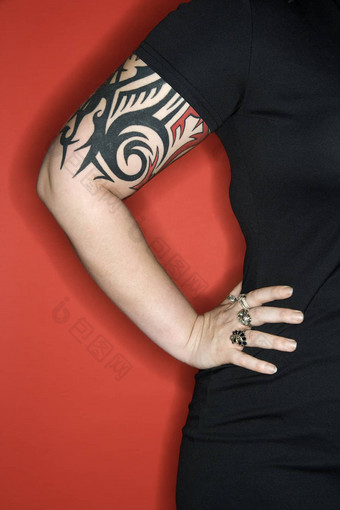 纹身女人手臂