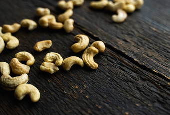 腰果坚果分散木古董表格腰果螺母健康的素食者蛋白质有营养的食物