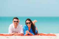年轻的夫妇白色海滩夏天假期快乐家庭享受度蜜月