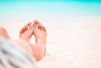 女人的脚白色沙子海滩浅水