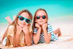 可爱的女孩热带海滩可爱的姐妹海滨夏天假期
