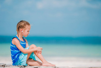 女孩听音乐耳机加勒比海滩