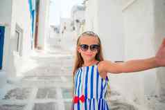 可爱的女孩街典型的希腊传统的村