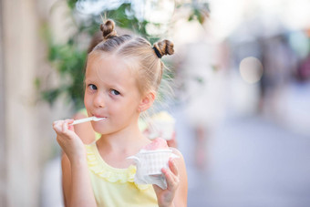 可爱的女孩吃冰淇淋在户外<strong>夏天</strong>可爱的孩子享受真正的意大利意式<strong>冰激凌</strong>gelateria罗马