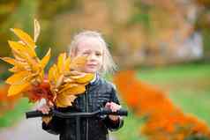 肖像可爱的女孩黄色的橙色叶子花束在户外美丽的秋天一天可爱的孩子秋天