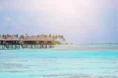 美丽的海滩棕榈树喜怒无常的天空夏天假期旅行假期背景概念马尔代夫天堂海滩