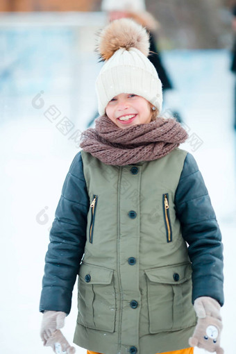 可爱的女孩滑冰冬天雪一天在户外